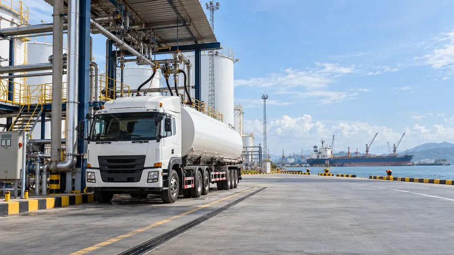 Ilustrasi truk tangki di area pengisian terminal